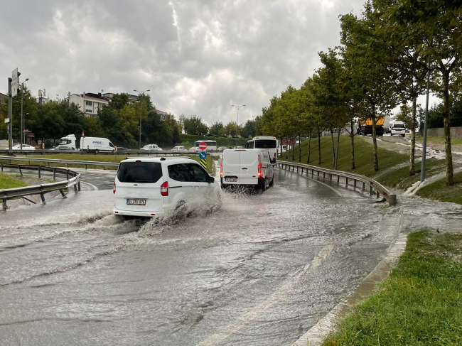 İstanbul'da sağanak etkili: Ev ve yolları su bastı